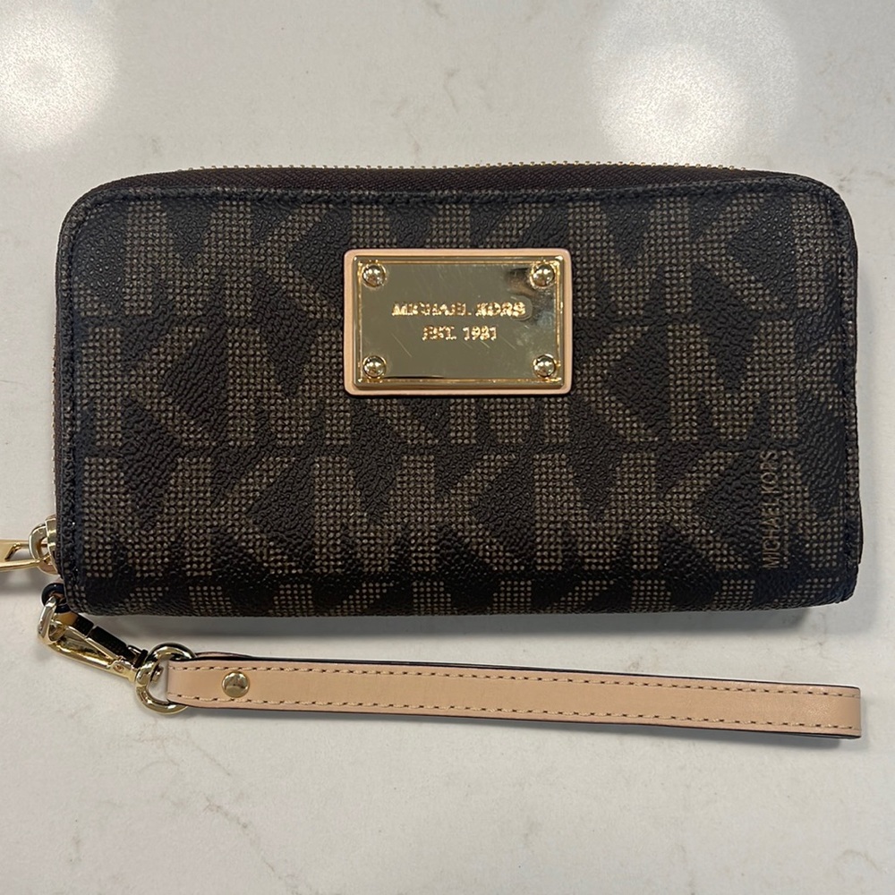 Michael Kors Wallet Wristlet. Like-new
